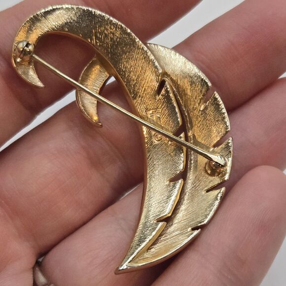 Vintage Signed TRIFARI CROWN Goldtone Textured Leaf Feather Shape Pin Brooch - Picture 3 of 5